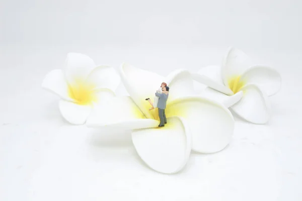 情侣站在花上的身影 — 图库照片