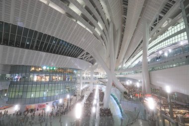 Yolcu trenleri Batı Kowloon İstasyonu bekleyin