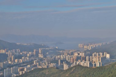 Shatin gün zamanda şehir merkezinde aslan kaya