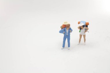 Gezgin mini insanlar sırt çantası ile stand 