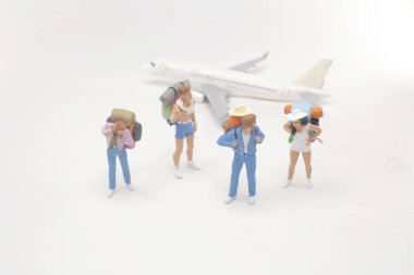 Uçak ile sırt çantası ile mini rakamlar