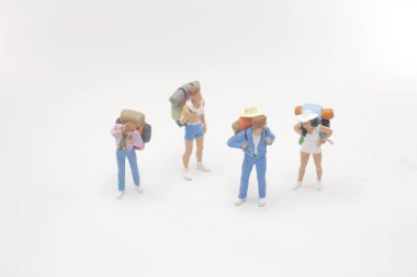 Gezgin mini insanlar sırt çantası ile stand 