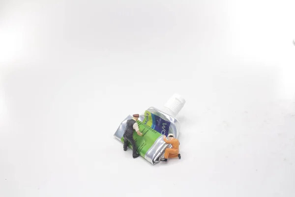 Figurine Mini Poussent Les Tubes Dentifrice — Photo