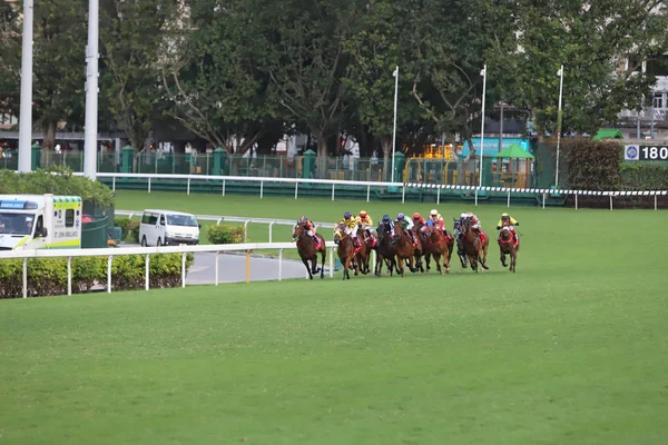 ハッピー バレー競馬場で競馬 — ストック写真