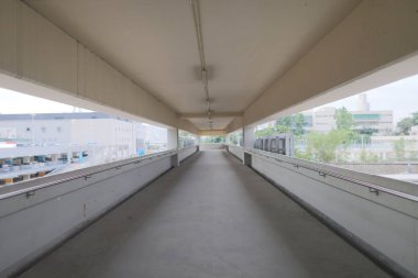 üstgeçidin sokağın karşısındaki boş 