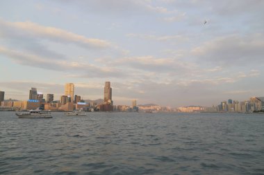 Şehir merkezindeki cityscape görünümü iskelede su üzerinde