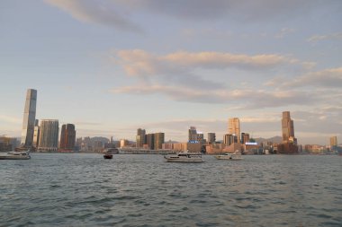 Şehir merkezindeki cityscape görünümü iskelede su üzerinde