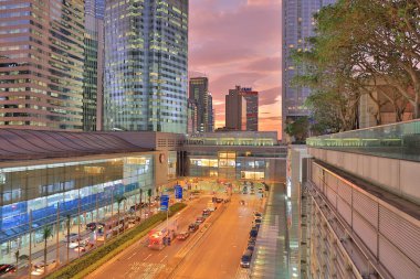 Gün batımında merkezi Hong Kong manzarası.