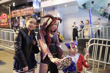 prety Bayan cosplayer partisinde canavar