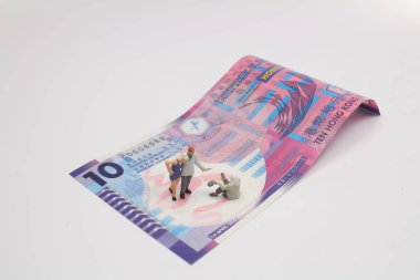 Mini dilenci bir şapka ile eğildi standları