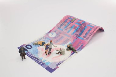 Mini dilenci bir şapka ile eğildi standları