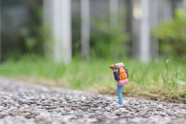 advenuture yürüyüş grubu uzun yürüyüşe çıkan kimse sırt çantası gezgin