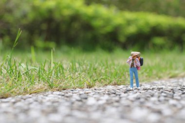 advenuture yürüyüş grubu uzun yürüyüşe çıkan kimse sırt çantası gezgin