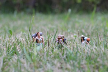 advenuture yürüyüş grubu uzun yürüyüşe çıkan kimse sırt çantası gezgin