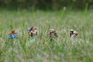 advenuture yürüyüş grubu uzun yürüyüşe çıkan kimse sırt çantası gezgin