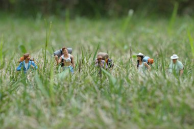 advenuture yürüyüş grubu uzun yürüyüşe çıkan kimse sırt çantası gezgin