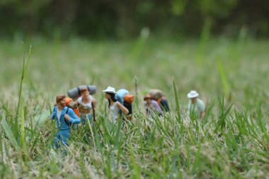 advenuture yürüyüş grubu uzun yürüyüşe çıkan kimse sırt çantası gezgin