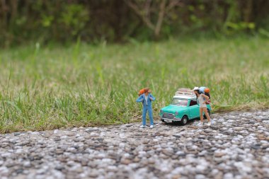 Yürüyüş grubu mini uzun yürüyüşe çıkan kimse sırt çantası gezgin 