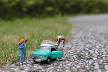 Yürüyüş grubu mini uzun yürüyüşe çıkan kimse sırt çantası gezgin 