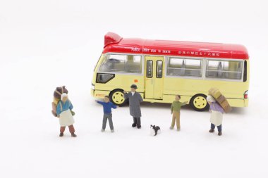 Mini gezginler bir meşgul otobüs istasyonu