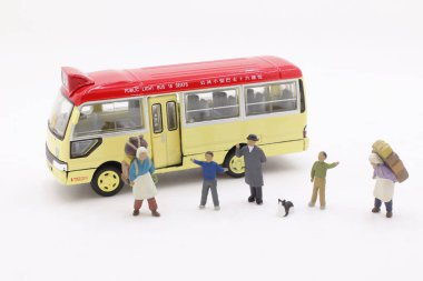 Mini gezginler bir meşgul otobüs istasyonu