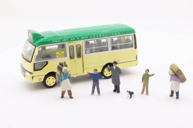 Mini gezginler bir meşgul otobüs istasyonu