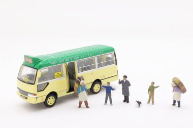 Mini gezginler bir meşgul otobüs istasyonu