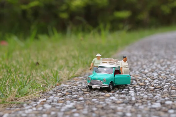 Mini Carro Com Par Viagem — Fotografia de Stock