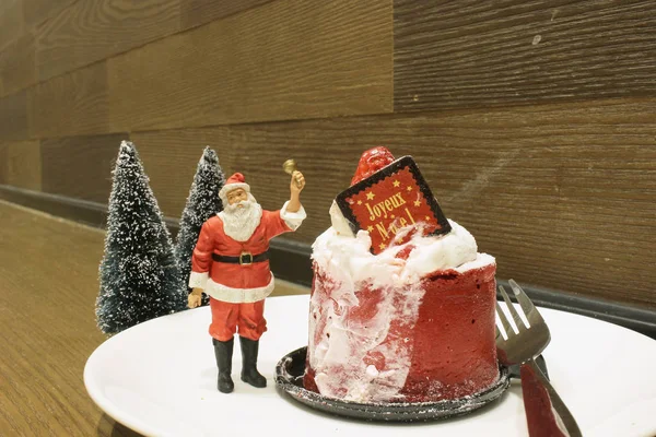 Mała Postać Świętego Mikołaja Ciasta Boże Narodzenie — Zdjęcie stockowe