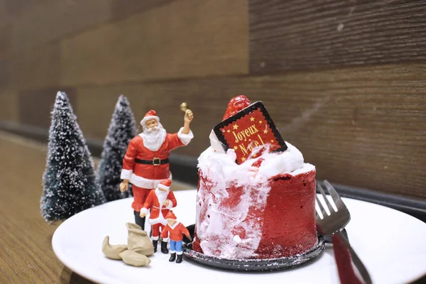Mała Postać Świętego Mikołaja Ciasta Boże Narodzenie — Zdjęcie stockowe