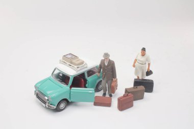 Arabada ayakta mini insanlar gezgin