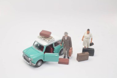 Arabada ayakta mini insanlar gezgin