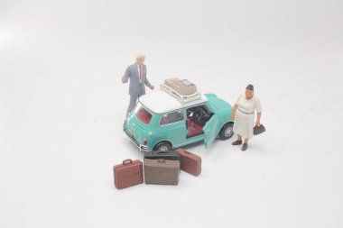 Arabada ayakta mini insanlar gezgin