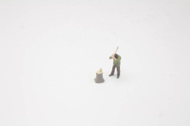 balta ile kereste işçi figürü 