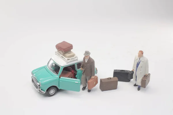 Mini Mensen Reiziger Permanent Met Auto — Stockfoto