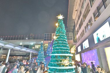 Tsim Sha Tsui, yıllık Noel Fuarı için dekore edilmiştir