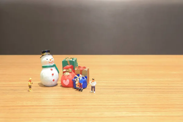 Die Mini Kinderfigur Mit Weihnachtsdekoration — Stockfoto