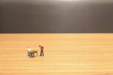 beyaz bir küçük rakamlar iş adamları kürsüye