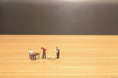 beyaz bir küçük rakamlar iş adamları kürsüye