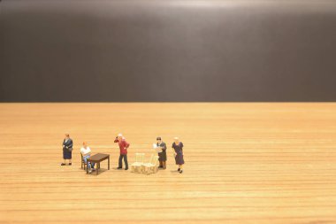 beyaz bir küçük rakamlar iş adamları kürsüye