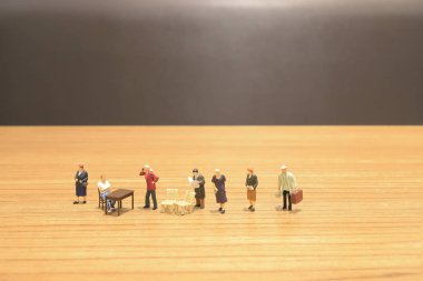 beyaz bir küçük rakamlar iş adamları kürsüye