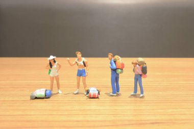 küçük gezgin üzerinde yürüyen sırt çantası ile