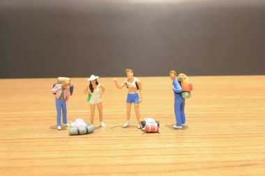 küçük gezgin üzerinde yürüyen sırt çantası ile