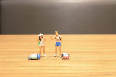 küçük gezgin üzerinde yürüyen sırt çantası ile