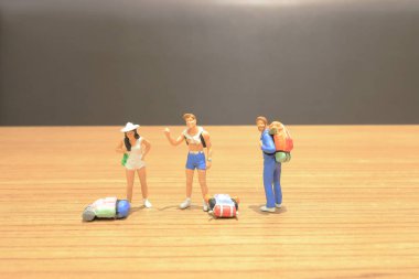 küçük gezgin üzerinde yürüyen sırt çantası ile