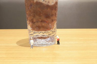 Küçük barmen şekil içkiyle mini