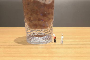 Küçük barmen şekil içkiyle mini