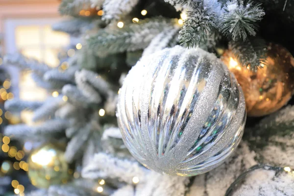 Weihnachtsbaum Mit Goldschmuck Beim Einkaufen — Stockfoto
