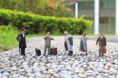 küçük rakamlar iş erkek ayakları üzerinde 