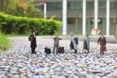 küçük rakamlar iş erkek ayakları üzerinde 